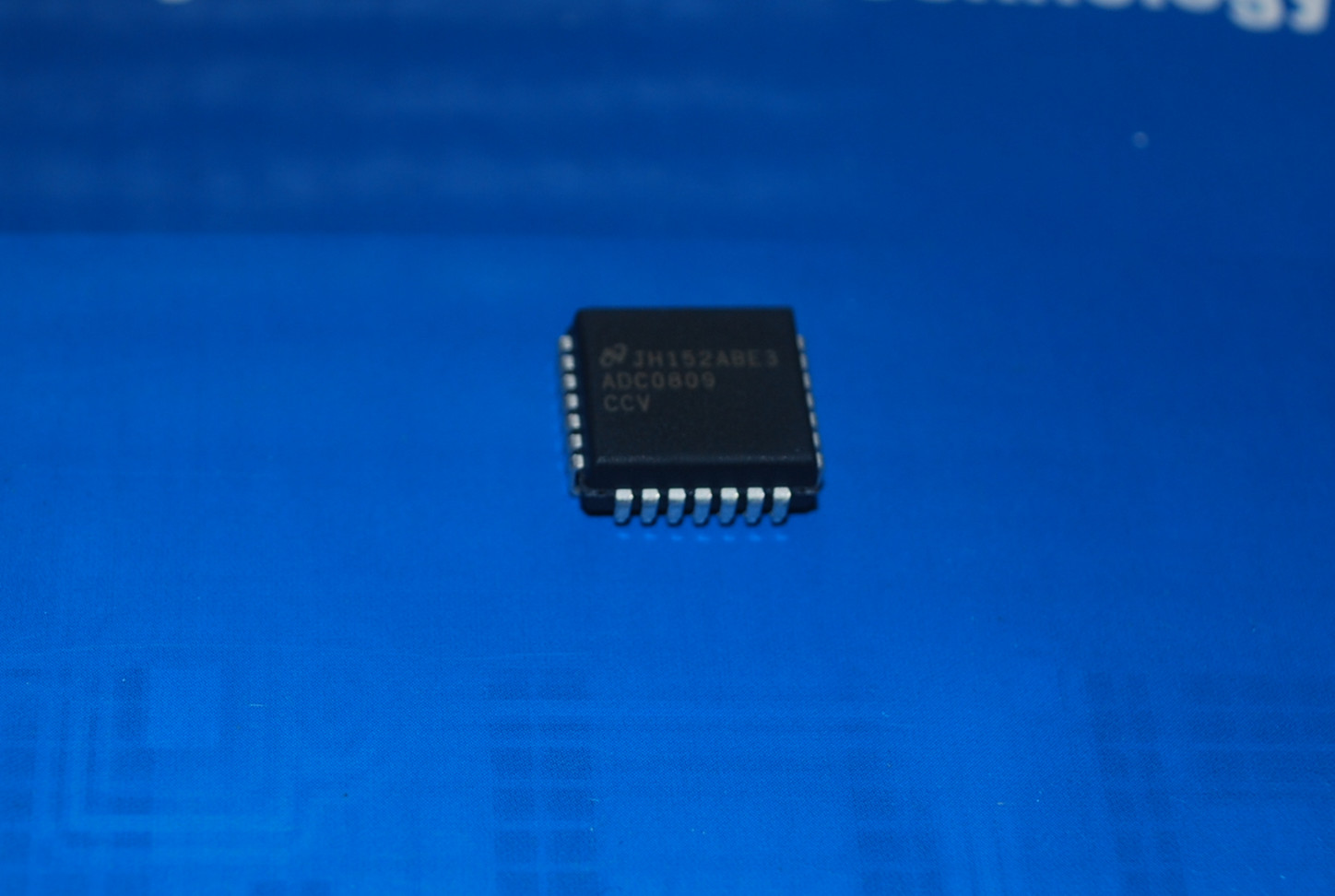 ADC0809CCV/NOPB CMOS工艺8通道，8位逐次逼近式A/D模数转换器 产品图