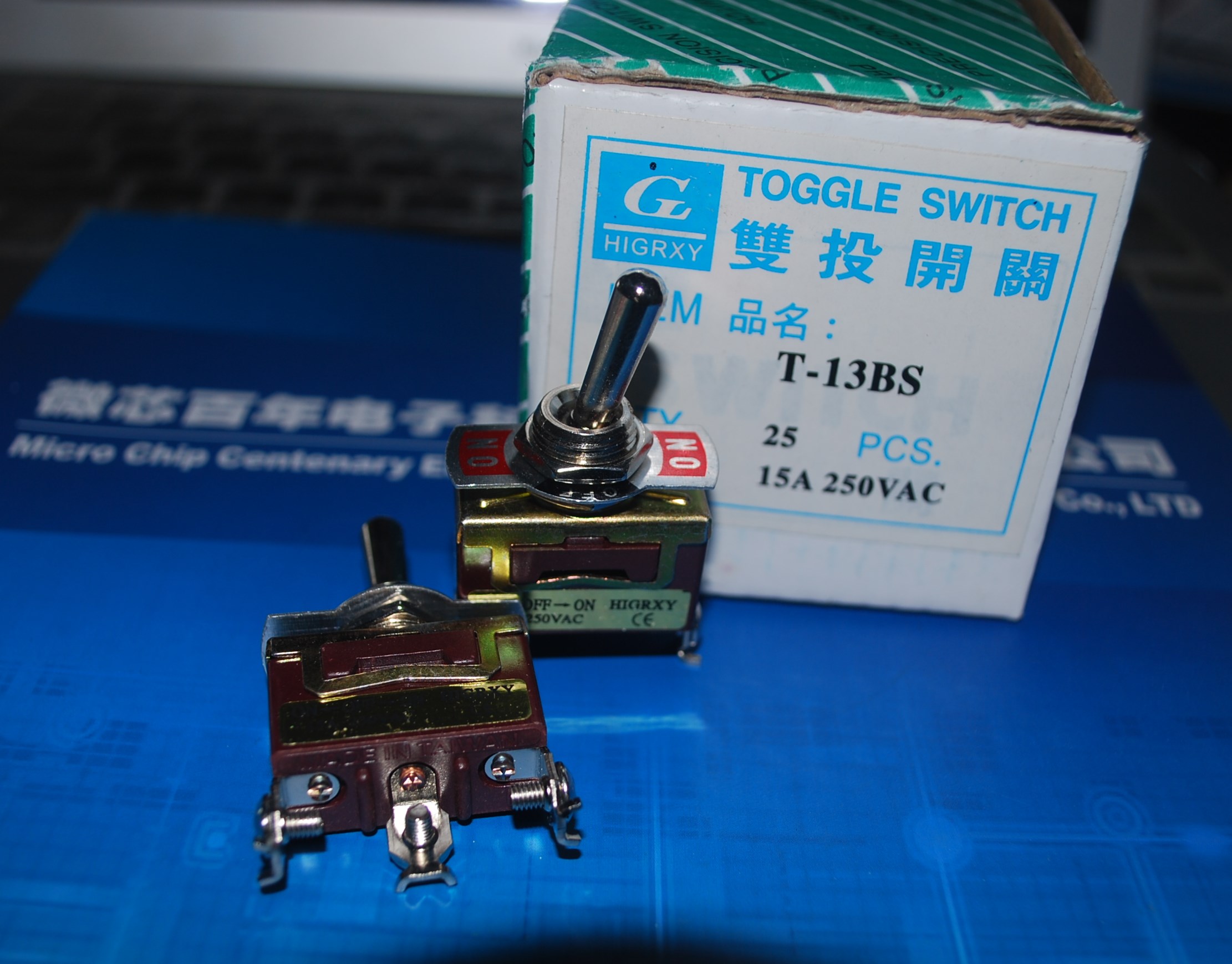 T-13BS 台湾HIGHLY海立原装正品摇头开关，钮子开关T-13BS三脚三档 产品图