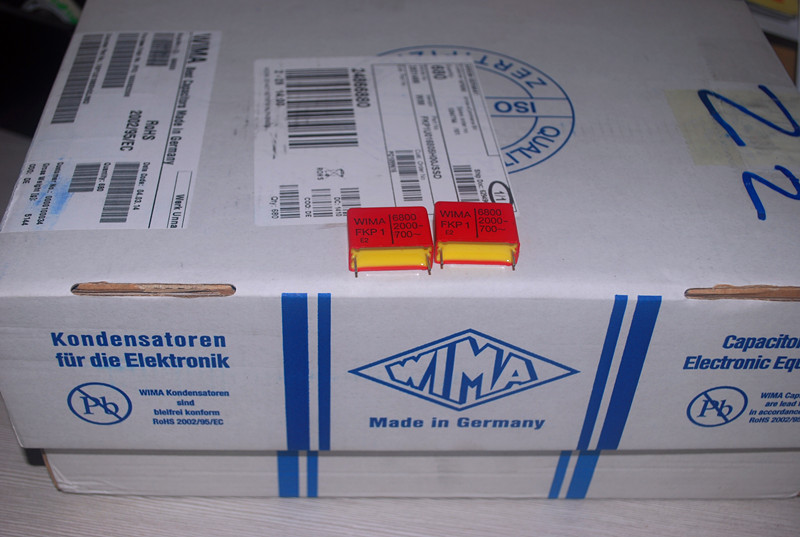 FKP1U016805H00JSSD 薄膜电容器 6800pF 2KV 5%  Cap Film 0.0068uF 2000V PP 5% (26.5 X 10.5 X 20.5mm) 脚间距22.5mm 100C 产品图