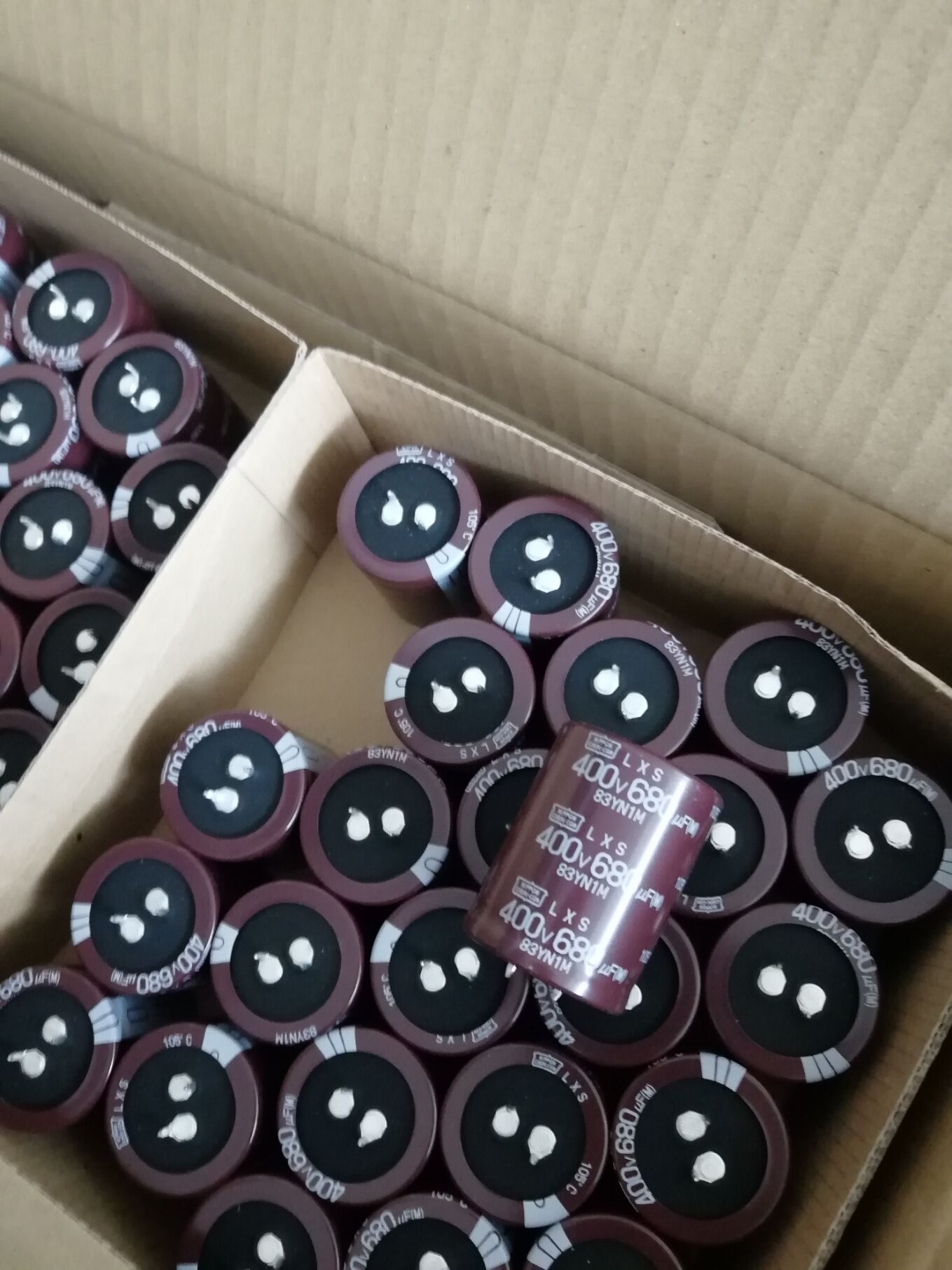 EKMS401VSN821MA50S Cap Aluminum Lytic 820uF 400V 20% (35 X 50mm) Snap-In 10mm 2690mA 3000h 105C 产品图
