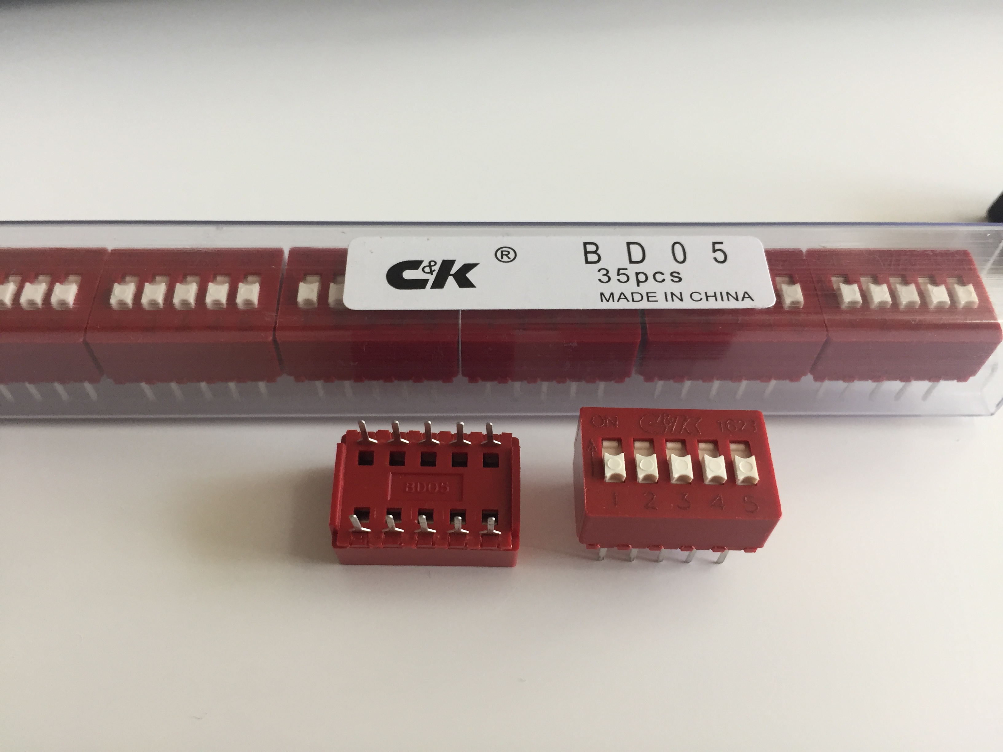 BD05 Switch DIP OFF ON SPST 5 Extended Slide 0.1A 25VDC PC Pins 10000Cycles/SwitchCycles 2.54mm Thru-Hole Tube 产品图
