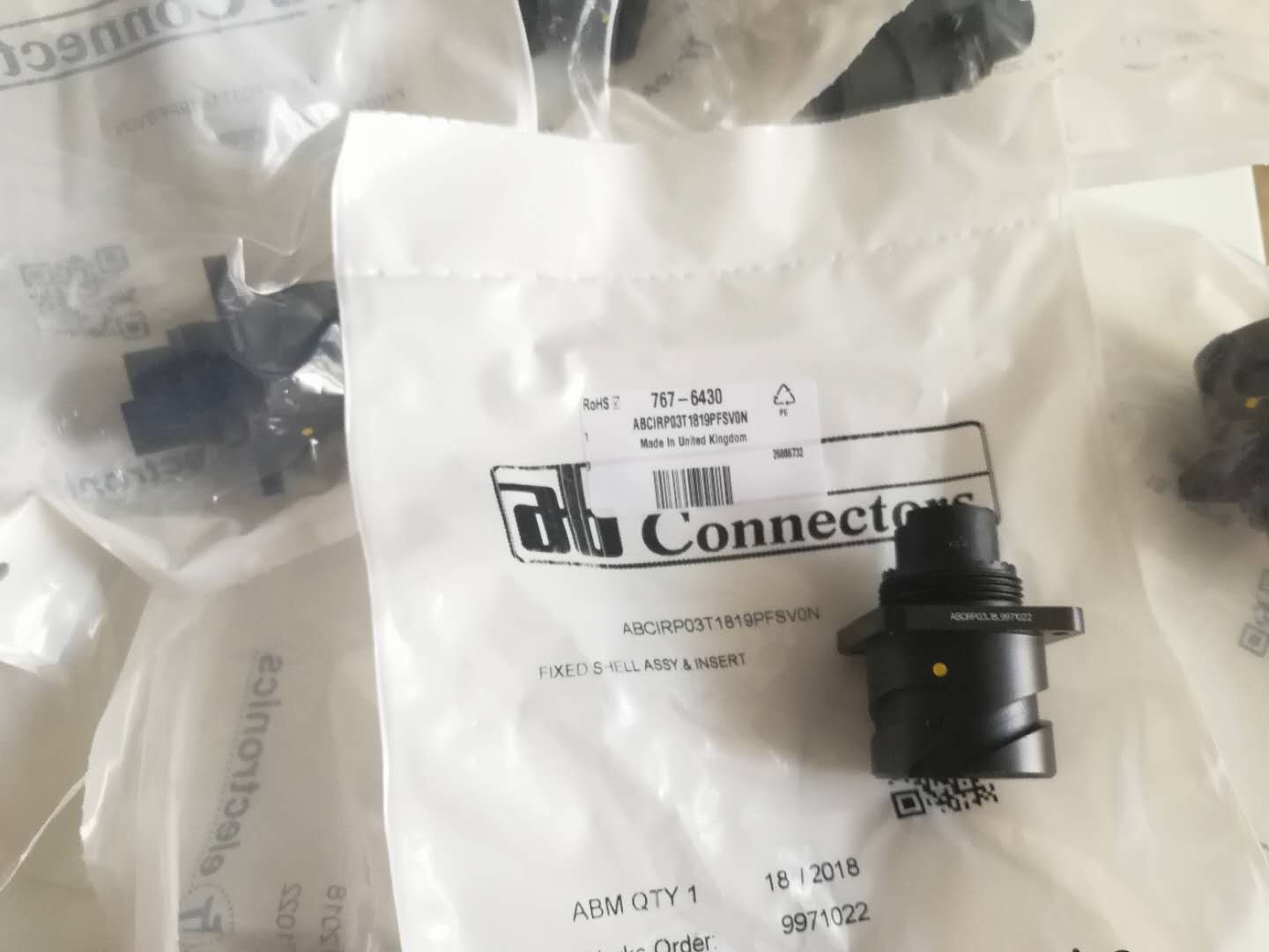 ABCIRH03T2214PCNF80V0 ABCIR 系列 4路 面板安装 连接器 插座, 公触芯, 外壳尺寸24 产品图