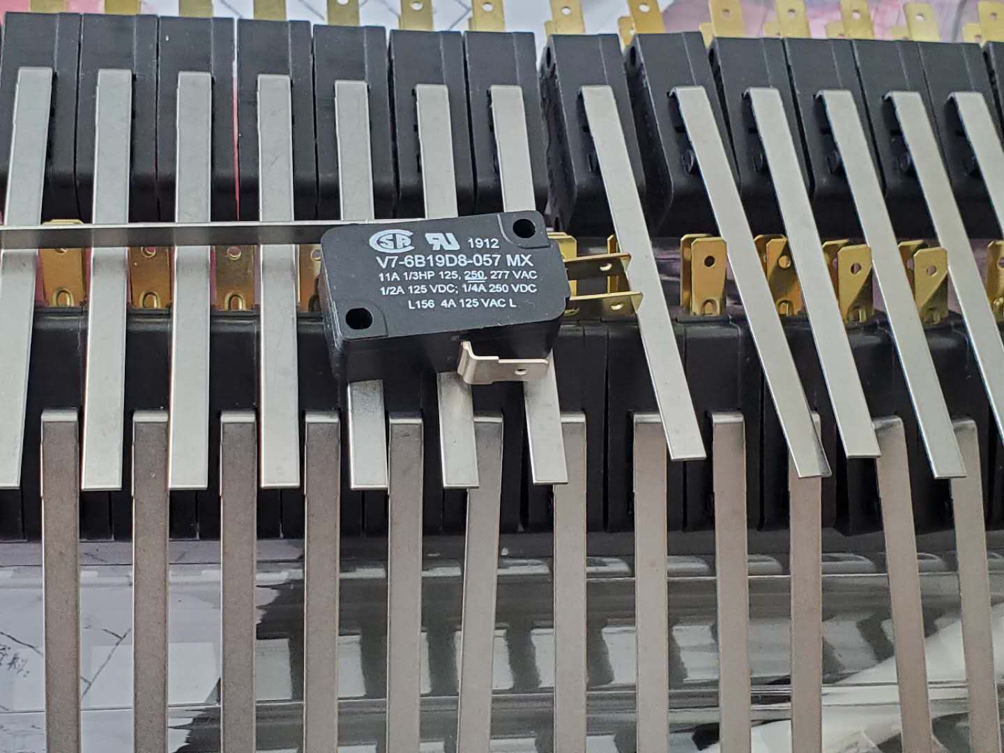 V7-6B19D8-057 开关速动常开/常闭单刀双掷杆快速连接11A 277VAC 250VDC 248.57VA 0.54N螺钉安装V3L-1124-D8 V7-6B19D8-057  全新原装进口 霍尼韦尔开关，现货供应 产品图
