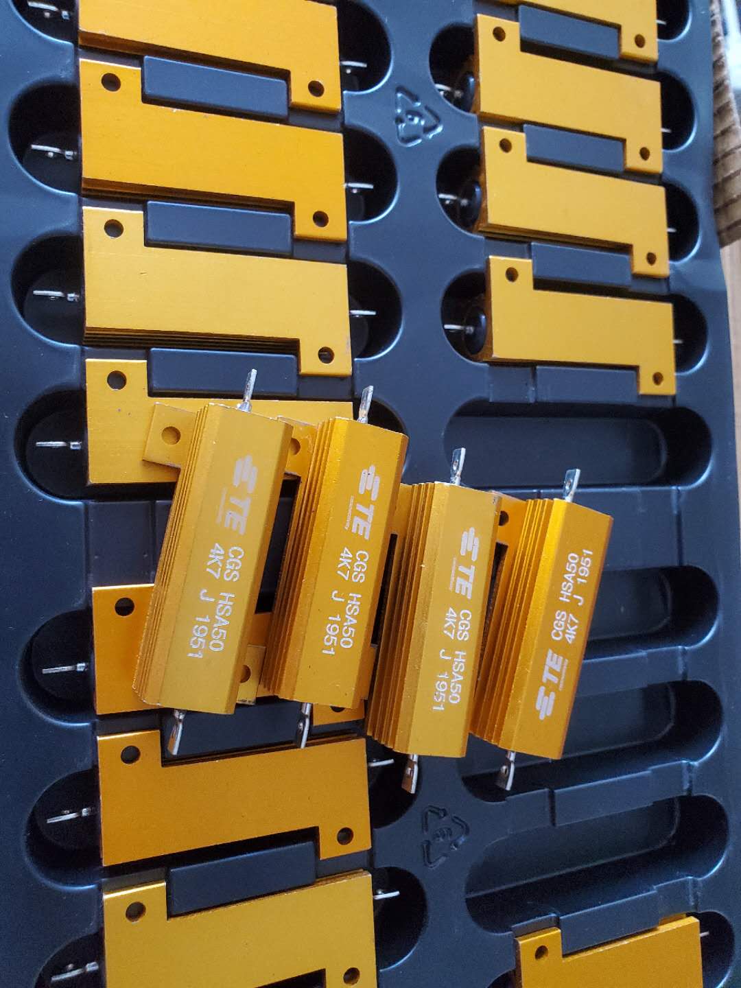 HSC100220RJ Res Wirewound 220 Ohm 5% 100W ±30ppm/°C Aluminum Housed AXL Chassis Mount Loose/Tray 产品图