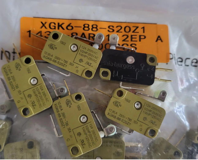 XGK6-88-J27 Switch Snap Action N.O./N.C. SPDT Roller Lever 12A 250VAC 1.5N Screw Mount Quick Connect 产品图